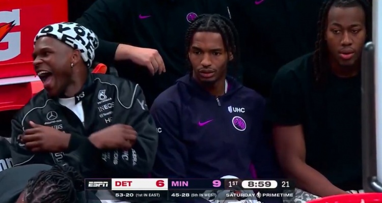 博鱼体育-哈哈哈怪好玩！爱德华兹替补席拍腿大笑 道苏姆&amp;菲利普斯两脸无感